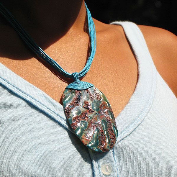 Stylish_Oval_Sea_Shell_Pendant_With_Necklace_In _Turquoise_Color_At_Jewel_Shapes